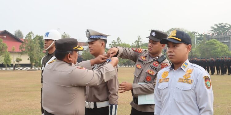 FOTO: RZL/MATAKALTENG - Irwasda Polda Kalteng, Kombes Pol Ady Soeseno, saat memasang lencana tanda dimulainya Operasi Zebra 2023.