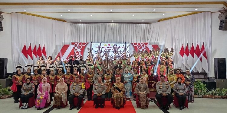 FOTO: RZL/MATAKALTENG - Kapolda Kalteng, Irjen Pol Nanang Avianto, saat berfoto bersama usai membuka syukuran Hari Jadi Polwan Ke-75.