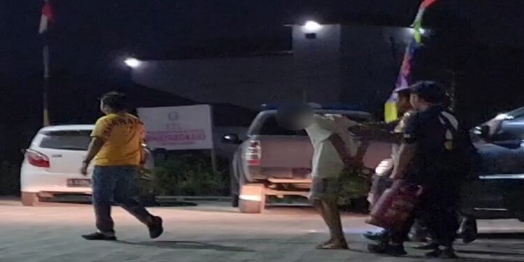 FOTO: AGUS/MATA KALTENG- Terlihat terduga pelaku maling gas saat diamankan oleh anggota Polsek Baamang, Rabu, 30 Agustus 2023 malam.