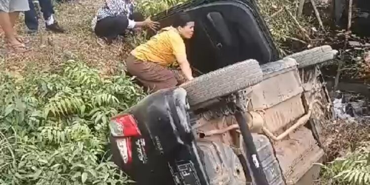 FOTO: IST/MATA KALTENG - Sebuah mobil toyota Ayla terperosok masuk parit di Jalan WMP, Kecamatan Baamang, Kotim, Senin 4 September 2023.