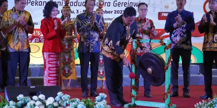 FOTO: OLIVIA/MATAKALTENG - Wagub Kalteng, Edy Pratowo secara resmi membuka PESPARAWI IV KORPRI Tingkat Provinsi Kalteng Tahun 2023 di GPU Handep Hapakat, Kabupaten Pulang Pisau, Minggu 3 September 2023 malam.
