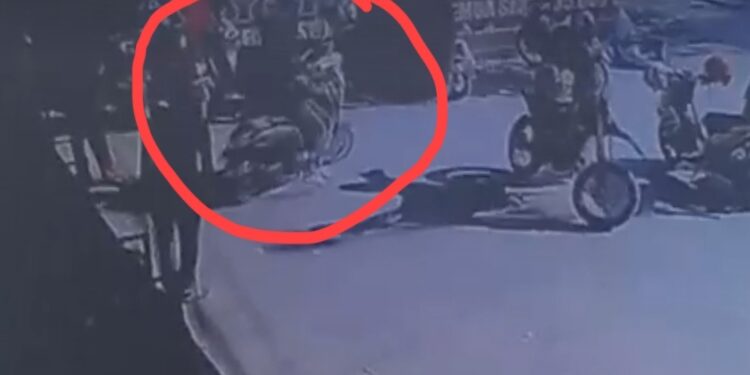 FOTO: AGUS/MATA KALTENG - Tangkap layar yang memperlihatkan terduga pelaku saat membawa kabur motor milik karyawan di salah satu toko di Jalan HM Arsyad Sampit.
