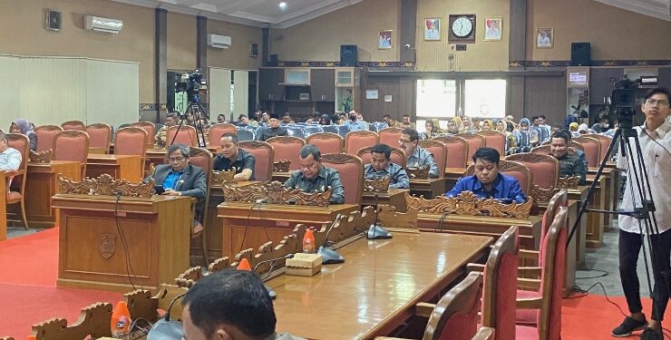 FOTO : DIAN/MATA KALTENG - Rapat paripurna penyampaian pandangan fraksi DPRD Kotim tentang ranperda pajak dan retribusi daerah, Senin 4 September 2023.
