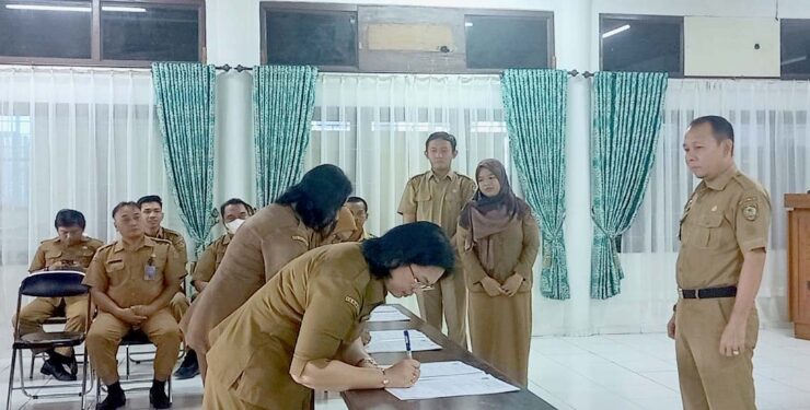 FOTO : IST/MATAKALTENG - Kepala DPMPTSP Kalteng saat menyaksikan Serah Terima Jabatan Pejabat Administrator.