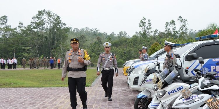 FOTO: HUMAS POLRES GUMAS/MATA KALTENG - Kapolres Gumas AKBP Asep Bangbang Saputra mengecek pasukan pada apel operasi zebra telabang 2023, Senin 4 September 2023.
