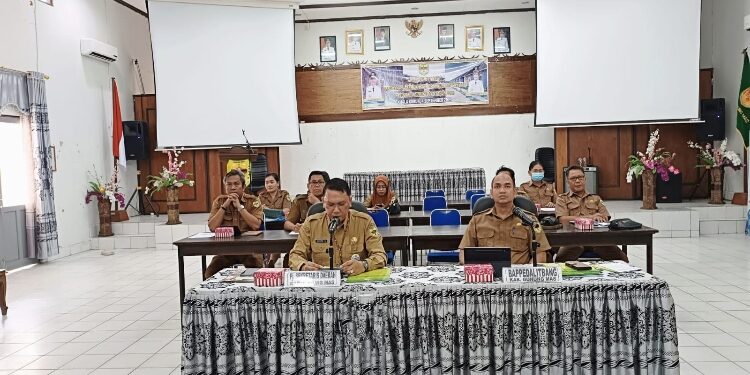 FOTO: DISKOMINFO SANTIK/MATA KALTENG - Pj Sekda Gumas Richard, Kepala Bappedalitbang Yantrio Aulia dan lainnya, ketika mengikuti kick off meeting PPAS tahun 2023, di aula kantor bappedalitbang setempat, Senin 4 September 2023.