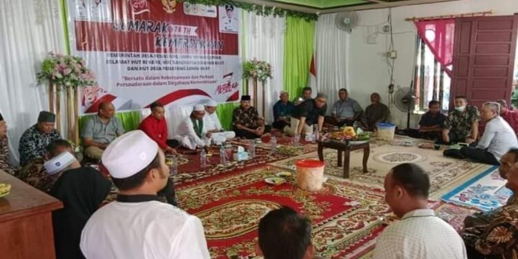 FOTO: IST/MATA KALTENG - Suasana saat tasyakuran dalam rangka HUT ke-81 Desa Pematang Limau, Kecamatan Seruyan Hilir di balai desa setempat baru-baru ini.