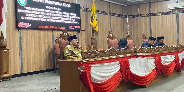FOTO: DIAN/MATA KALTENG - Bupati Kotim, H Halikinnor, saat menghadiri rapat paripurna di DPRD Kotim tentang penyampaian ranperda penyertaan modal BUMD oleh pemerintah daerah, Senin 4 September 2023.