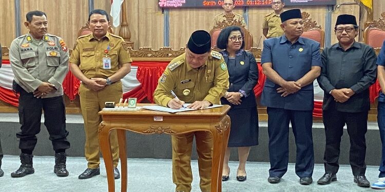 FOTO: DIAN/MATA KALTENG - Bupati Kotim Halikinnor saat menandatangani nota kesepakatan persetujuan ranperda pajak dan retribusi daerah, Senin 4 September 2023.