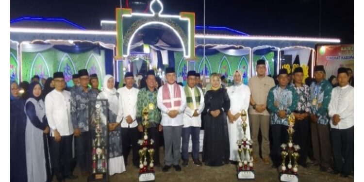 FOTO: MATAKALTENG - Pj Bupati Barsel, Deddy Winarwan, saat berfoto bersama dengan para kafilah pemenang juara MTQH XLIII.