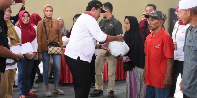 FOTO: IST/MATAKALTENG - Bantu Masyarakat Terdata P3KE, Pemprov Kalteng Gelar Pasar Murah di Mendawai, Kobar.