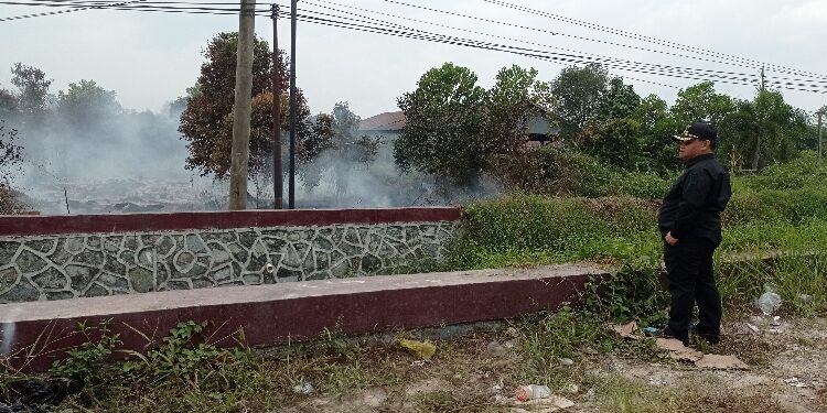 FOTO: DEVIANA/MATAKALTENG - Bupati Kotim Halikinnor saat memantau karhan di Jalan Pramuka, Selasa 5 September 2023.