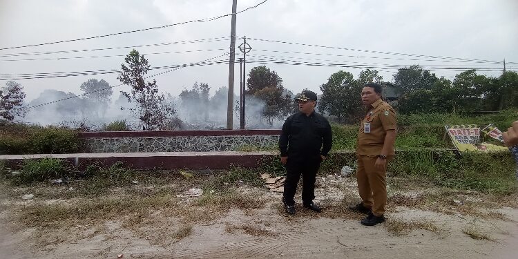 FOTO: DEVIANA/MATAKALTENG - Bupati Kotim, H Halikinnor didampingi Sekda Kotim Fajrurrahman saat meninjau karhan di Jalan Pramuka, Selasa 5 September 2023.
