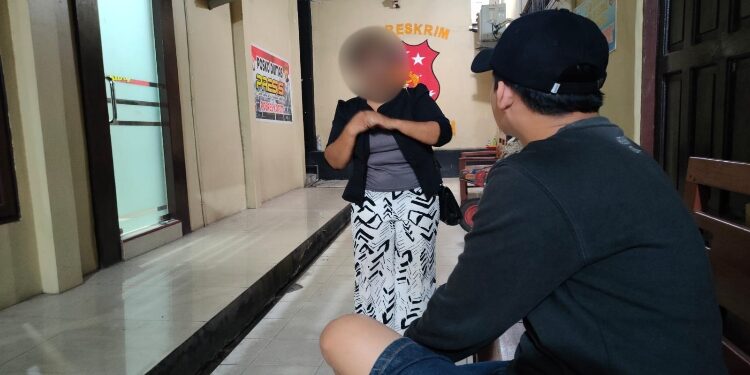 FOTO: IST/MATA KALTENG- Janda berinisial A saat melapor ke Polres Kotim.