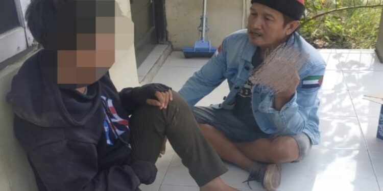 FOTO: IST/MATA KALTENG - Terduga pelaku pencurian  saat diamankan oleh warga, Selasa 5 September 2023.