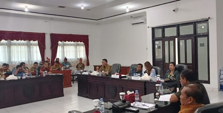 FOTO : DPRD GUMAS/MATA KALTENG - Ketua DPRD Kabupaten Gumas Akerman Sahidar didampingi Ketua Komisi II Nomi Aprilia, Sekretaris Komisi II Rayaniatie Djangkan, dan anggota DPRD lainnya, memimpin RDP dengan pemkab, PT BMB serta aliansi masyarakat sipil untuk keadilan sosial, hukum, dan lingkungan, Selasa, 5 September 2023.