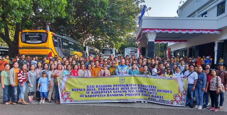 FOTO : DPMD GUMAS/MATA KALTENG - Bupati Gumas Jaya S Monong dan Wakil Bupati Efrensia LP Umbing, saat berfoto bersama dengan kades, perangkat desa dan pengurus BUMDes, pada kegiatan kaji banding peningkatan kapasitas, di Desa Wangisagara dan BUMDesa Naigara di Kecamatan Majalaya, Kabupaten Bandung, Senin, 4 September 2023.