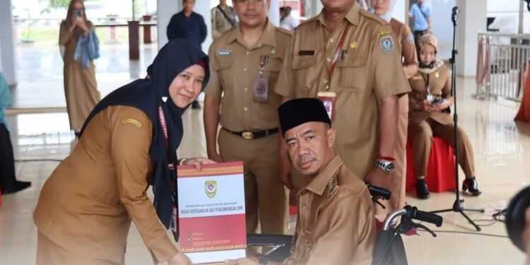 FOTO: PROKOM SERUYAN/MATA KALTENG - Bupati Seruyan, Yulhaidir (kanan) saat menyerahkan SK kepada para pejabat yang baru saja dilantik di Pendopo Rujab Bupati Seruyan, Selasa 5 September 2023.