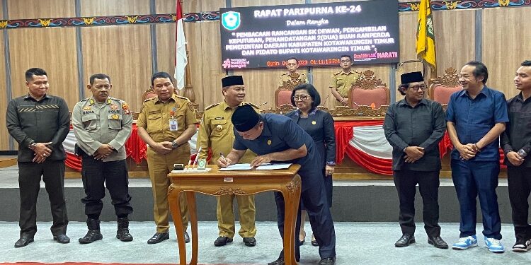 FOTO: DIAN/MATA KALTENG - Penandatanganan nota kesepakatan ranperda penyertaan modal Pemda Kotim kepada BUMD PT Habaring Hurung, Senin 4 September 2023.