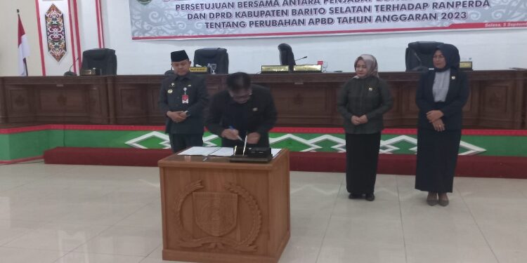 FOTO: MATAKALTENG - Penandatanganan Raperda perubahan.