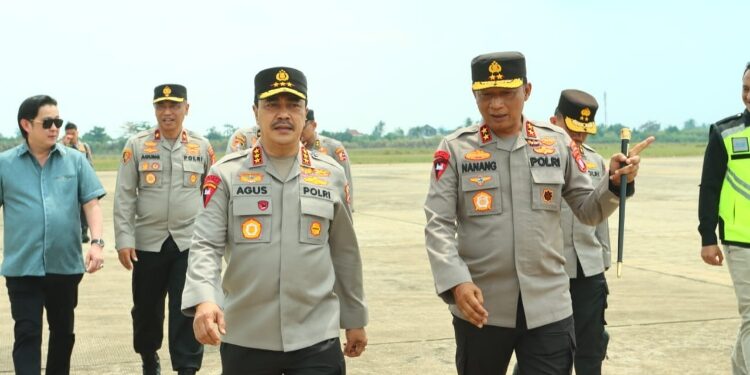 FOTO: MATAKALTENG - Kapolda Kalteng, Irjen Pol Nanang Avianto (kanan), saat menyambut kedatangan Wakapolri, Komjen Pol Agus Andrianto (kiri).
