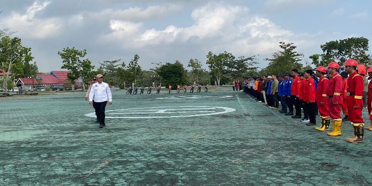 FOTO: AKH/MAKA - Bupati Sukamara Windu Subagio saat mengecek personel dan Sapras penanggulangan karhutla.