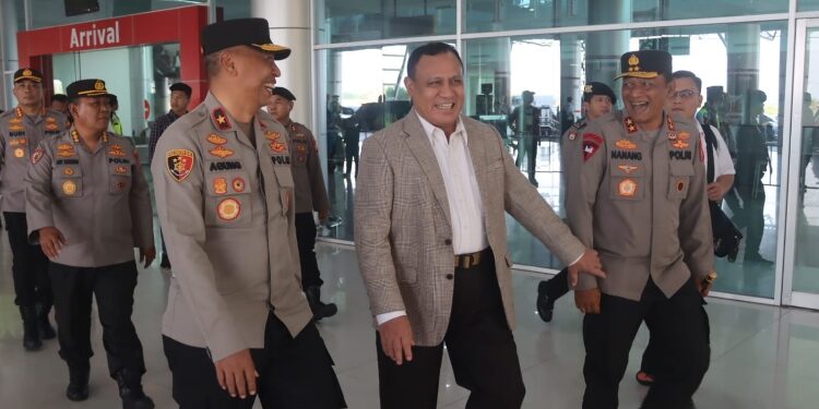 FOTO: MATAKALTENG - Kapolda Kalteng, Irjen Pol Nanang Avianto (pojok kanan), saat menyambut kedatangan Ketua KPK RI, Komjen Pol (Purn) Firli Bahuri (tengah).