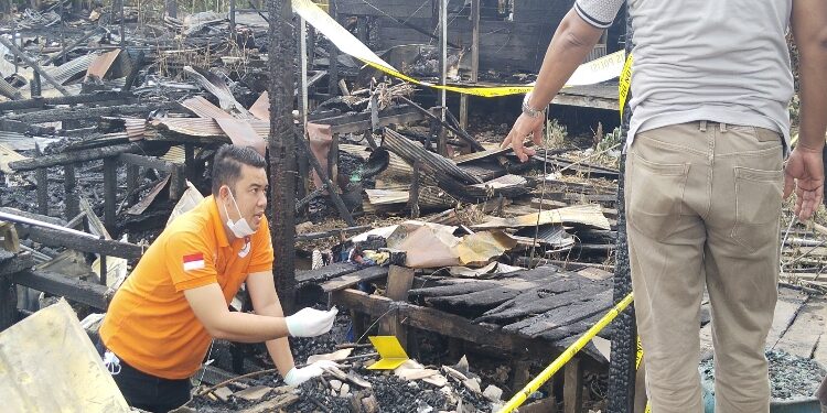 FOTO: AGUS/MATA KALTENG- Tim Inafis Polres Kotim, saat melakukan olah TKP di Lokasi terjadinya kebakaran pemukiman padat penduduk di Kota Besi Hulu, Kotim pada waktu lalu.