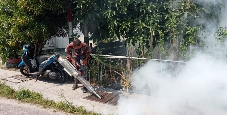 FOTO : AKH/MATAKALTENG - Fogging yang dilakukan petugas untuk membunuh nyamuk Aedes aegypti