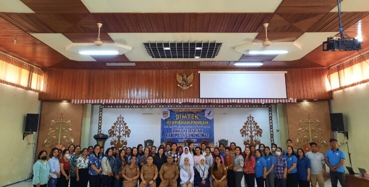 FOTO : DINKES GUMAS/MATA KALTENG - Pegawai dinkes dan pelaku usaha industri rumah tangan pangan saat berfoto bersama pada kegiatan bimbingan teknis penyuluhan keamanan untuk menjamin keamanan produk pangan, di GPU Tampung Penyang, Senin, 4 September 2023.