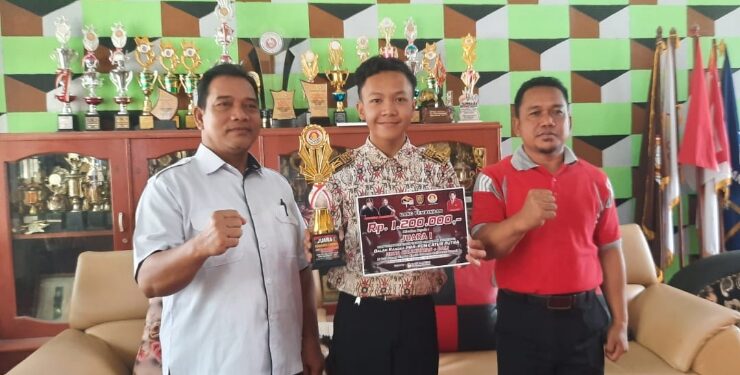 FOTO : SMAN 1 KURUN/MATA KALTENG - Kepala SMAN 1 Kurun Batuah bersama Rio Devasya dan guru SMAN 1 Kurun Margono menunjukkan piala juara satu open turnamen catur putra tingkat pelajar SMA sederajat, dalam rangka pra PON zona Kalimantan dan Bali, Rabu, 6 September 2023.