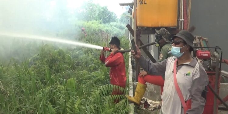 FOTO: DIAN/MATA KALTENG - Proses pemadaman api yang mendekati rumah warga di Perumahan Graha Pramuka, Rabu 6 September 2023.