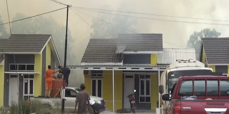 FOTO: DIAN/MATA KALTENG - Kebakaran lahan yang mendekati perumahan warga di Graha Pramuka, Jalan Saudara, 6 September 2023.