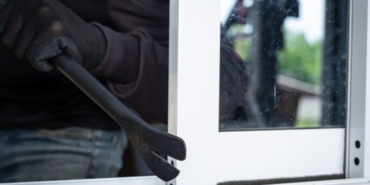 FOTO: MATAKALTENG - Ilustrasi pelaku pencurian mencongkel jendela.