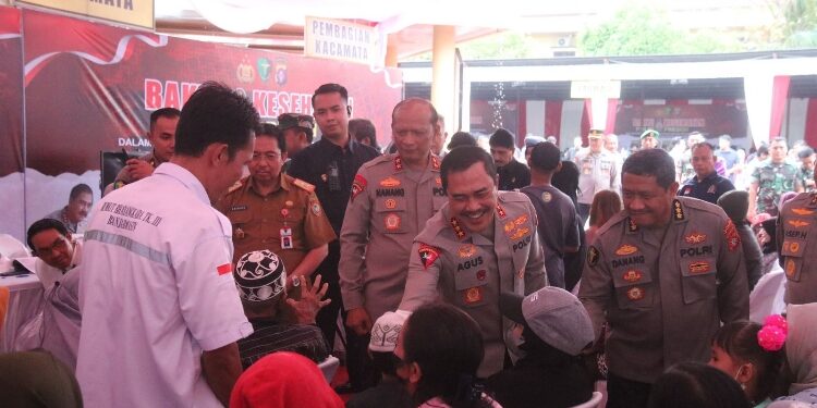 FOTO: RZL/MATAKALTENG - Wakapolri, Komjen Pol Agus Andrianto, saat berinteraksi dengan masyarakat, pada bakti kesehatan.