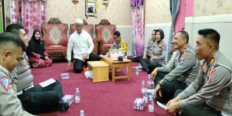 FOTO: RZL/MATAKALTENG - Jajaran Ditlantas Polda Kalteng, saat melakukan silaturahmi kepada purnawirawan.