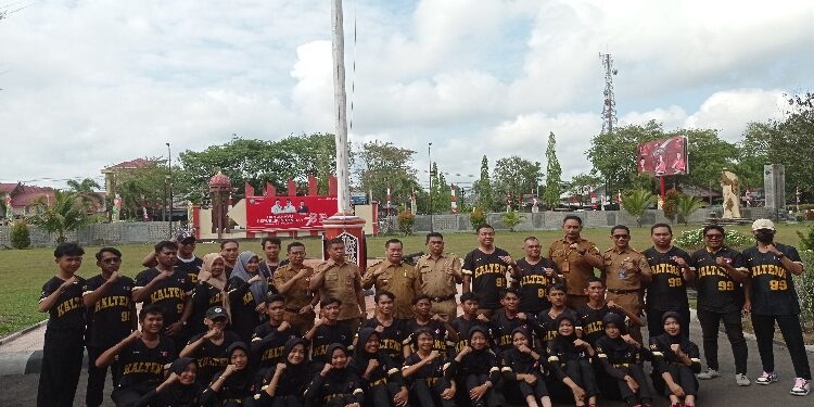 FOTO: DOK DEVIANA/MATAKALTENG - Bupati Kotim Halikinnor dan pejabat lainnya saat bersama atlet drum band Kotim, belum lama ini.