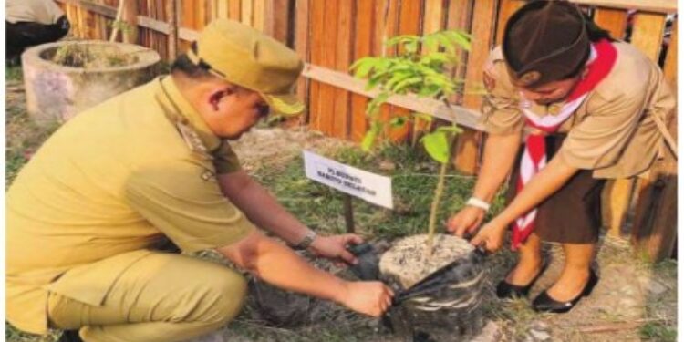 FOTO: IST/MATAKALTEG - Deddy Winarwan mengikuti penanaman pohon di Desa Tabak Kanilan Kecamatan Gunung Bintang Awai.