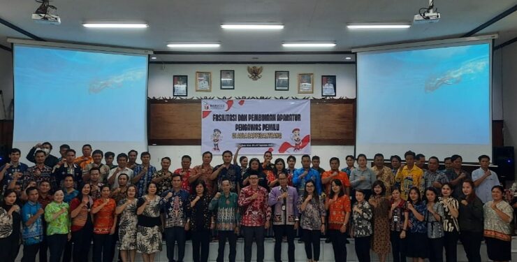 FOTO : BAWASLU GUMAS/MATA KALTENG - Ketua Bawaslu Kabupaten Gumas Yepta H Jinal, Ketua KPU Stepenson, Komisioner Bawaslu Divisi Hukum, Pencegahan, Partisipasi dan Hubungan Masyarakat Agus Praptomo Cahyo, mantan Ketua Bawaslu Walman Tristianto, dan mantan Komisioner Bawaslu Katriana, berfoto bersama dengan aparatur pengawas pemilu kecamatan, dalam kegiatan fasilitasi dan pembinaan aparatur pengawas pemilu, di aula kantor bappedalitbang setempat, Kamis, 7 September 2023.