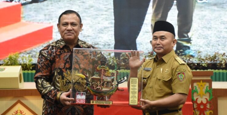 FOTO : IST/MATAKALTENG - Gubernur Sugianto Sabran menyerahkan cinderamata kepada Ketua KPK RI Komjen Pol (Purn) Firli Bahuri.