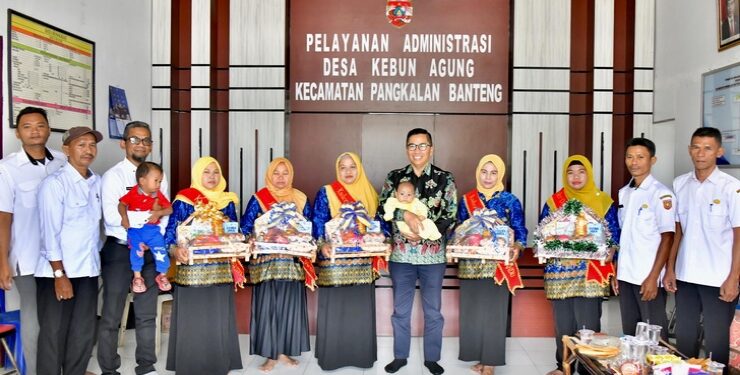 FOTO : IST/MATAKALTENG - Kepala Bappedalitbang Kalteng Leonard S. Ampung bersama Baduta Stunting dan Kader/pendamping.
