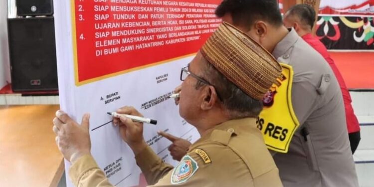 FOTO: PROKOM SERUYAN/MATA KALTENG - Asisten Pemerintahan dan Kesejahteraan Setda Seruyan, Agus Suharto
saat menandatangani deklarasi pemilu damai di Gedung Serba Guna Kuala Pembuang baru-baru ini.