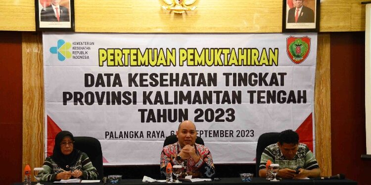 FOTO: IST/MATAKALTENG - Rainer Danny P. Mamahit saat membuka Pertemuan Pemuktahiran Data Tingkat Provinsi Kalimantan Tengah, Tahun 2023.