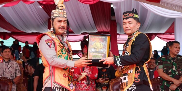 FOTO: MATAKALTENG - Wakil Kepala Kepolisian RI, Komjen Pol Agus Andrianto, saat menyerahkan cinderamata kepada Ketua DAD Kalteng, H Agustiar Sabran.