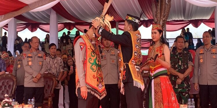 FOTO: RZL/MATAKALTENG - Ketua DAD Kalteng, H Agustiar Sabran, saat memasangkan topi burung tingang kepada Wakapolri, Komjen Pol Agus Andrianto.