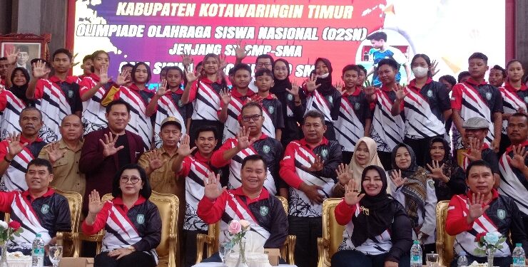 FOTO : DOK DEVIANA/MATAKALTENG - Bupati Kotim Halikinnor dan pejabat di Kotim bersama pelajar di Sampit, beberapa waktu lalu.