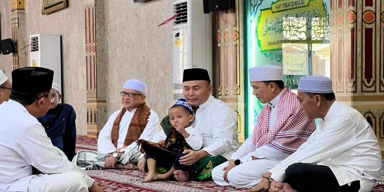 FOTO: MATAKALTENG - Gubernur Kalteng, H Sugianto Sabran, saat melaksanakan safari jumat di Masjid Nurul Islam Kota Palangka Raya.