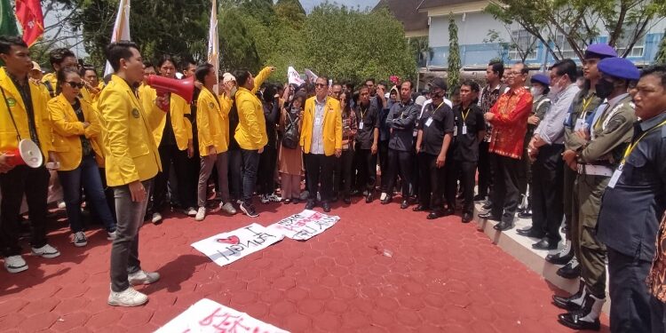 FOTO: RZL/MATAKALTENG - Ratusan mahasiswa saat menggelar aksi di kantor Rektorat UPR.