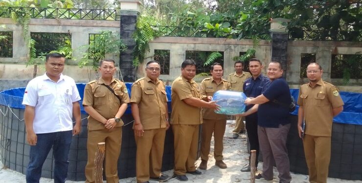 FOTO : DPKP GUMAS/MATA KALTENG - Bupati Gumas Jaya S Monong yang diwakili Kepala DPKP Eigh Manto, menyerahkan bantuan bibit ikan, kolam terpal dan pakan ikan kepada Yayasan Galilea Pusat Rehabilitasi Narkoba Kurun, belum lama ini.