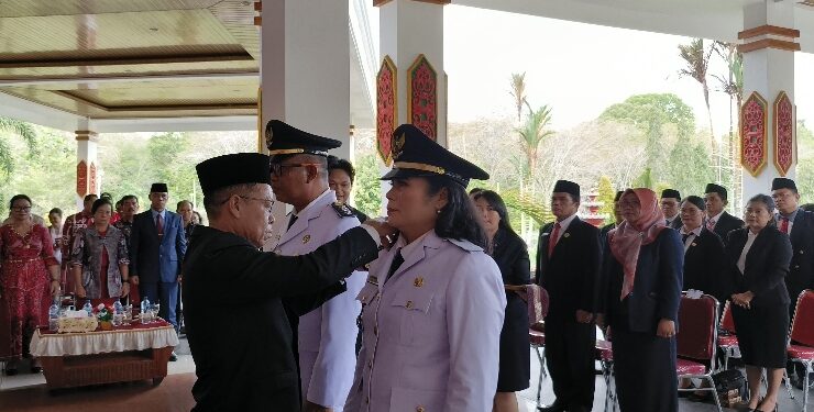 FOTO : ANR/MATAKALTENG - Bupati Katingan Sakariyas, saat melaksanakan prosesi pelantikan Pejabat Administrator dan Pejabat Pengawas di lingkungan Pemerintah Kabupaten Katingan.